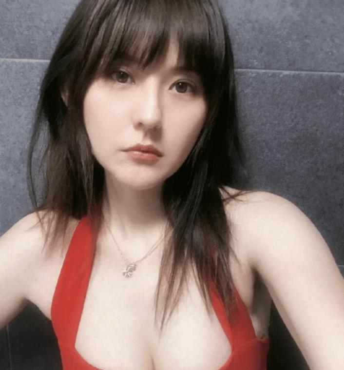 33岁热依扎“零内衣”,焦俊艳的黑白灰,28岁郑爽的淘宝风都美