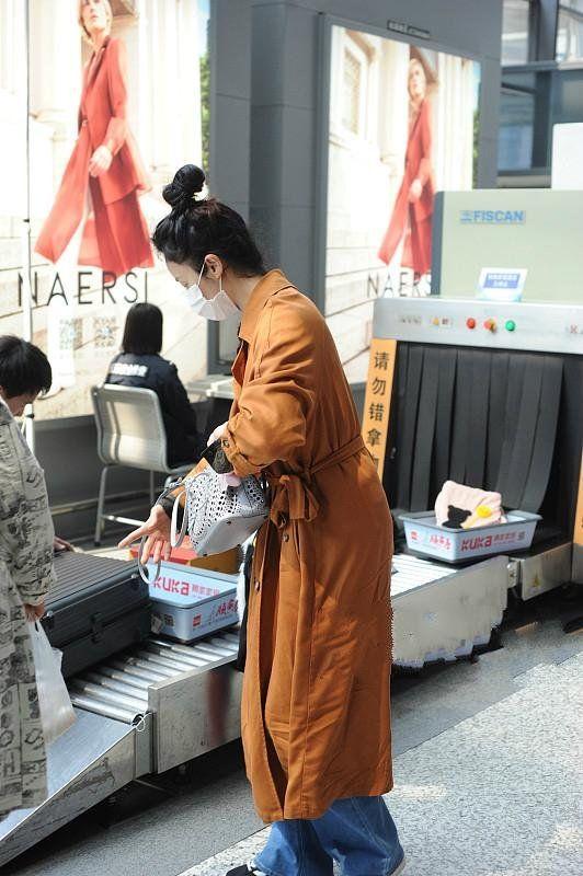 黄磊一家走机场,多多美过妈妈太抢眼,黄磊发福收不住变油腻大叔