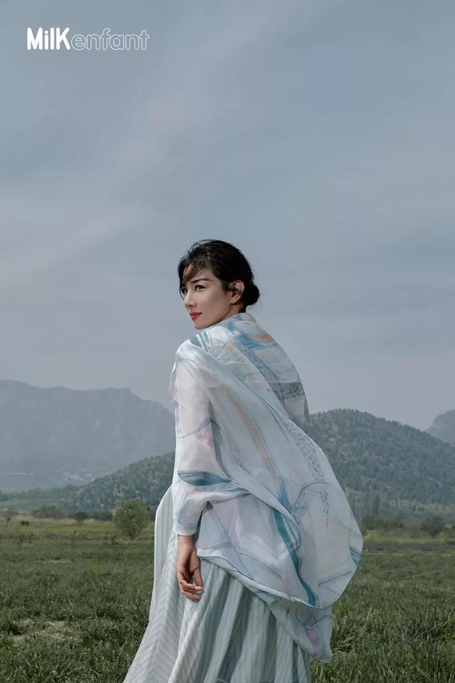 黄奕首携女儿拍大片，7岁铛铛气质初显美翻，模样像爸气质却像妈