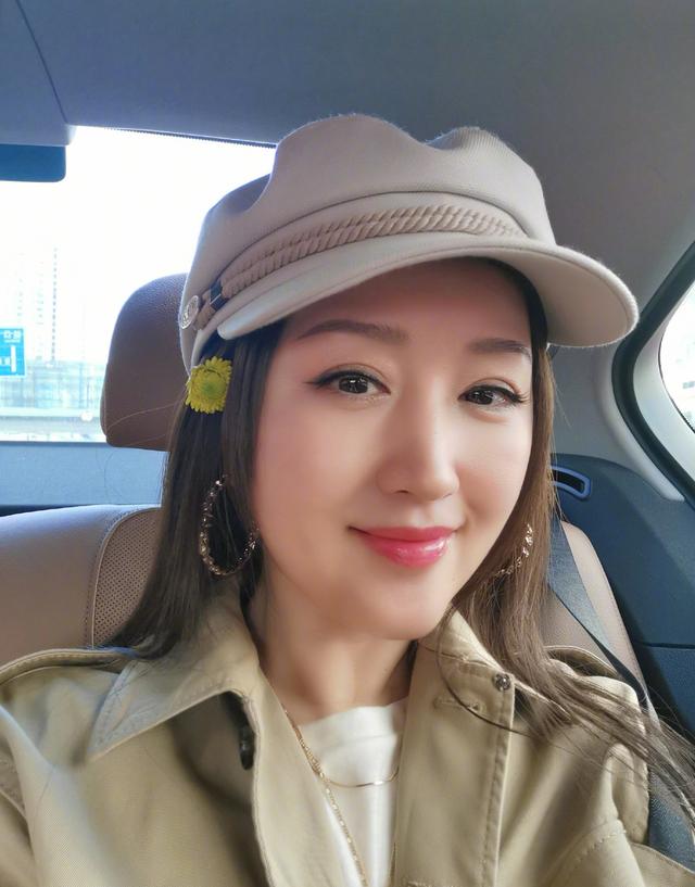 被杨钰莹近照给惊艳到!49岁还有婴儿肥,戴朵野花更是娇俏