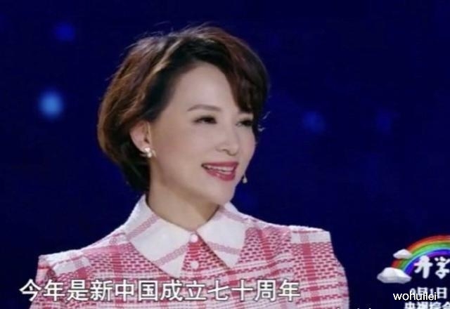 46岁的董卿真有气质,红白格子衬衣搭配白色半身裙,知性温婉