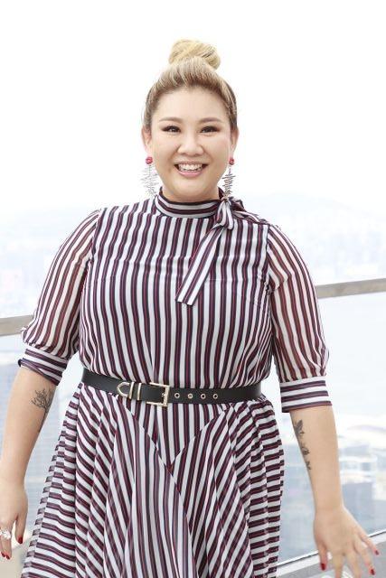 郑欣宜不能再胖了!母亲节踩高跟鞋出席活动,中场不得不换平底鞋