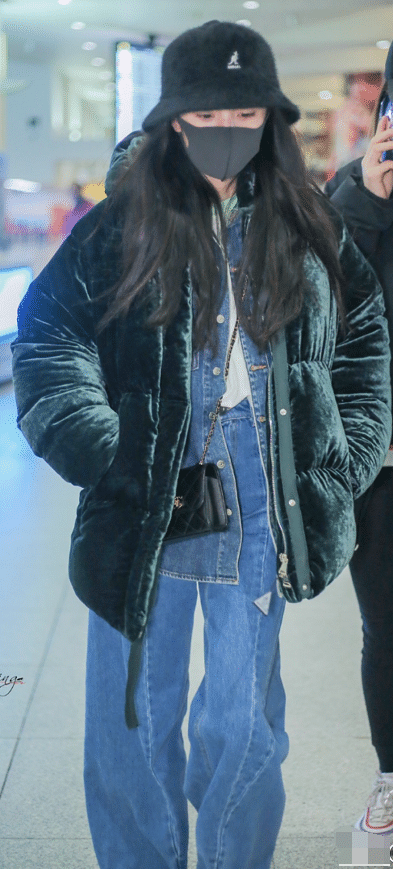 真正聪明的女人,穿羽绒服都不会配黑裤子,看杨幂蔡依林就知道了