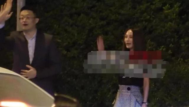与已婚男演员亲密合照后,马伊琍走机场,戴金链子拎贵妇包超霸气