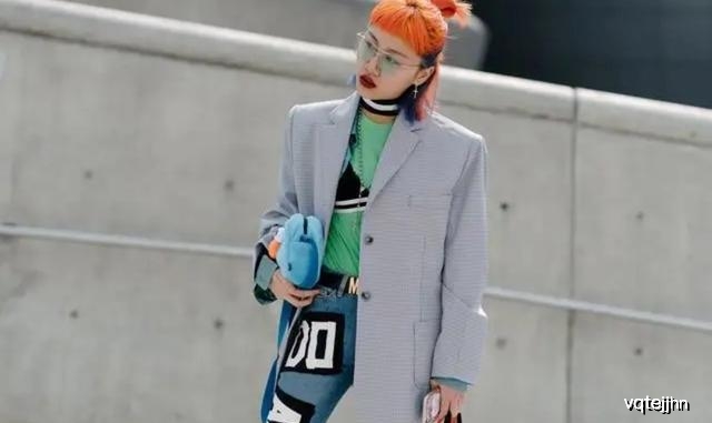 赵薇化身元气复古少女，64岁李少红也不服老，报纸垫肩西装玩时尚