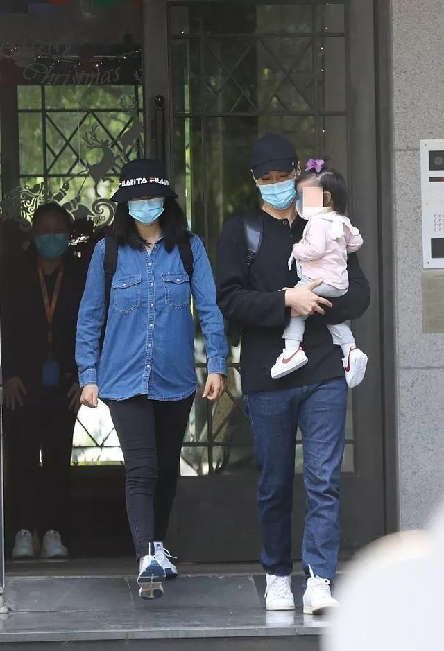 生娃催人老!高圆圆首次直播40岁状态太真实,满眼沧桑气质都变了