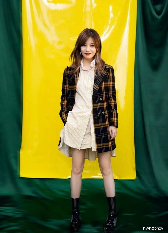 赵薇化身元气复古少女，64岁李少红也不服老，报纸垫肩西装玩时尚