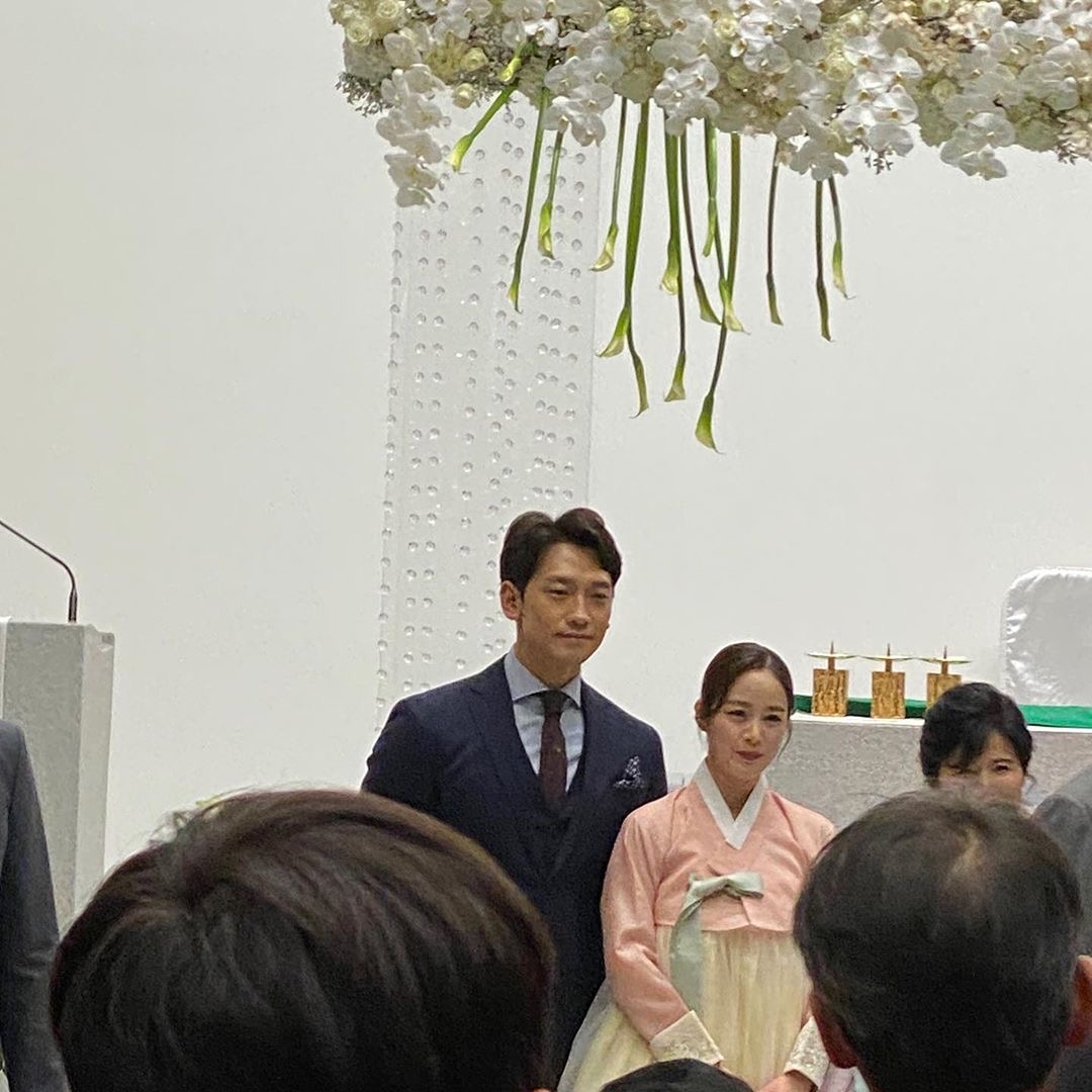 金泰希产后与老公Rain首合体，出席弟弟李莞婚礼，弟媳颜值超高 