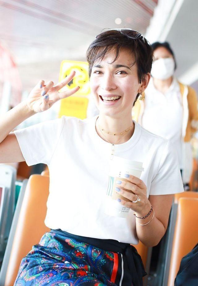 卢靖姗又换新发型,复古卷终于不男人,这次变成“蛇蝎美女子”