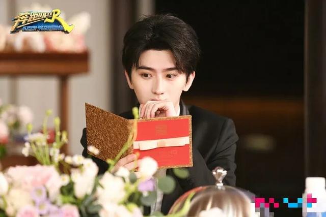 再同框关晓彤可没输，穿短裤婚纱变长腿酷girl，baby硬靠曲线打平