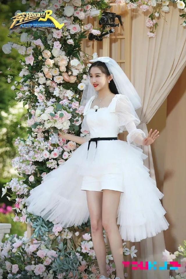 再同框关晓彤可没输，穿短裤婚纱变长腿酷girl，baby硬靠曲线打平