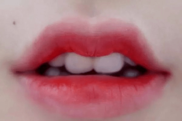 心理测试：4个嘴型选择哭泣的一个，测你在异性心里是什么样子的