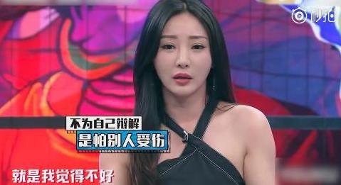 柳岩现身机场穿破洞裤踩高跷气质全无,如今沦落和网红卖货?