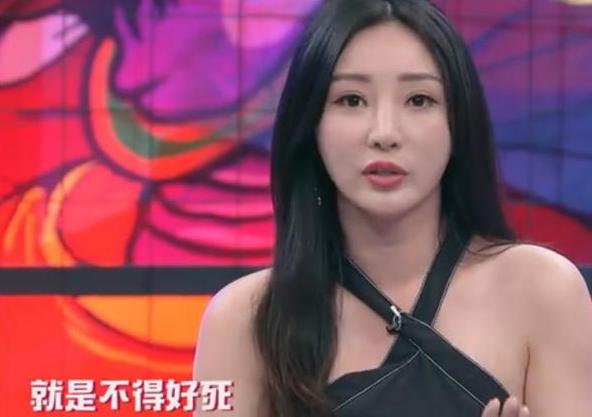 柳岩现身机场穿破洞裤踩高跷气质全无,如今沦落和网红卖货?