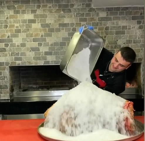 迪拜“笑脸哥”买了只鸵鸟，撒20斤盐包好，4小时后敲开乐开花了 