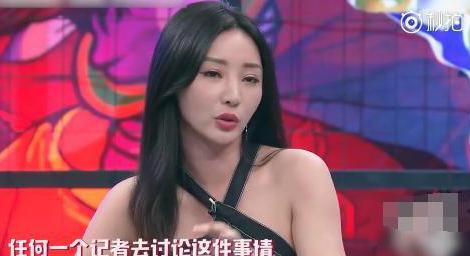 柳岩现身机场穿破洞裤踩高跷气质全无,如今沦落和网红卖货?