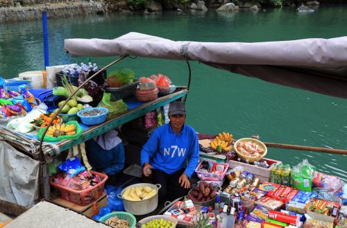 越南旅游,当地人给的这三件东西别接,最后一个很容易“上套”