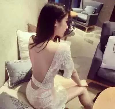姐姐带着小外甥女去买菜,我与姐夫坐屋里聊天