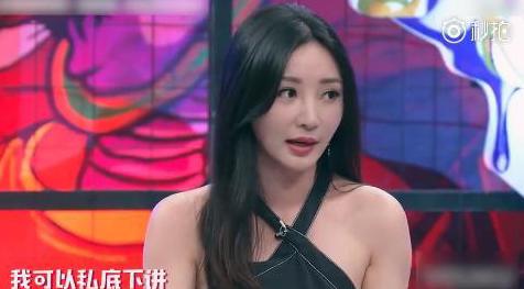 柳岩现身机场穿破洞裤踩高跷气质全无,如今沦落和网红卖货?
