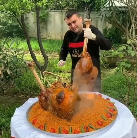 迪拜“笑脸哥”买了只鸵鸟，撒20斤盐包好，4小时后敲开乐开花了 