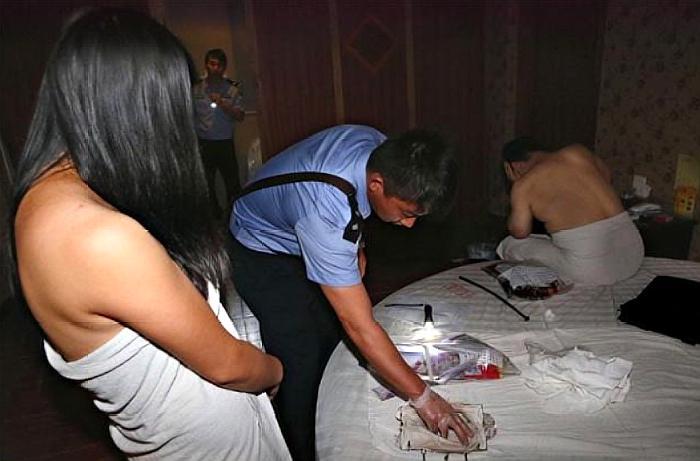 酒店门缝内经常塞进一些“小卡片”,单身男性最好别动歪心思!