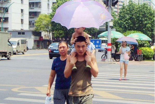 去欧洲旅行,最新游客大晴天撑伞,当地人:太奇怪