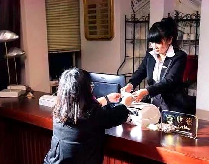 非“夫妻”男女住酒店，偷偷只用一人证件登记，被查到有啥后果？ 