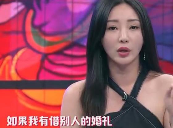 柳岩现身机场穿破洞裤踩高跷气质全无,如今沦落和网红卖货?