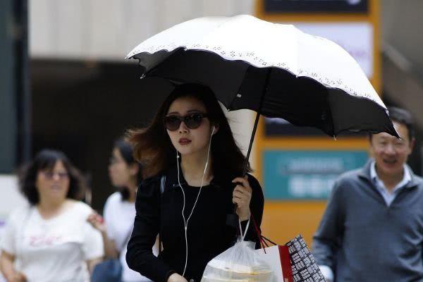 去欧洲旅行,最新游客大晴天撑伞,当地人:太奇怪