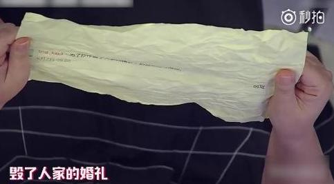 柳岩现身机场穿破洞裤踩高跷气质全无,如今沦落和网红卖货?