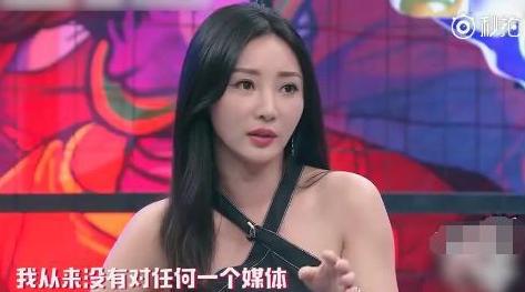 柳岩现身机场穿破洞裤踩高跷气质全无,如今沦落和网红卖货?